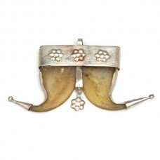 veche amuleta hindusa cu gheare de tigru bengalez. cca 1850-1880 India